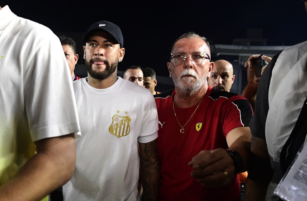 Neymar no gramado da Vila Belmiro após Santos x Corinthians — Foto: Marcos Ribolli