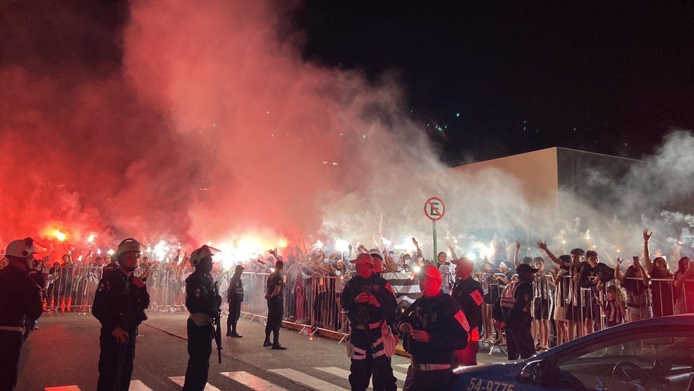 Festa da torcida do Botafogo antes do embarque do time para a Copa do Mundo de Clubes — Foto: Jéssica Maldonado