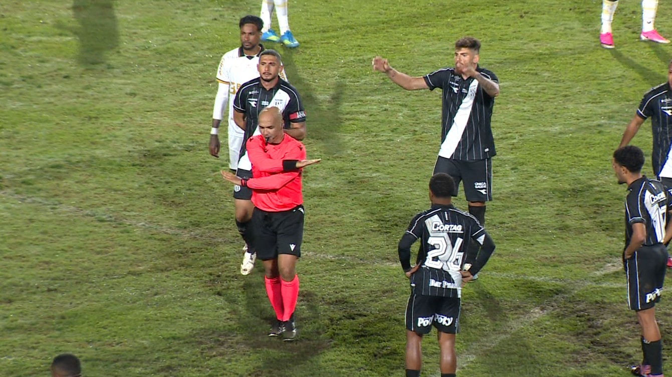 Árbitro cita recusa de atletas da Ponte a reiniciar jogo após gol do Criciúma; vídeo