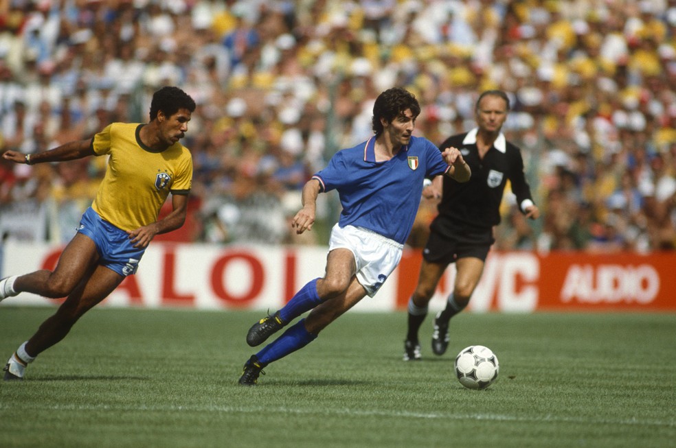 Toninho Cerezo tenta marcar Paolo Rossi, na derrota do Brasil para a Itália por 3 a 2, na Copa de 1982 — Foto: Mark Leech/Offside/Getty Images