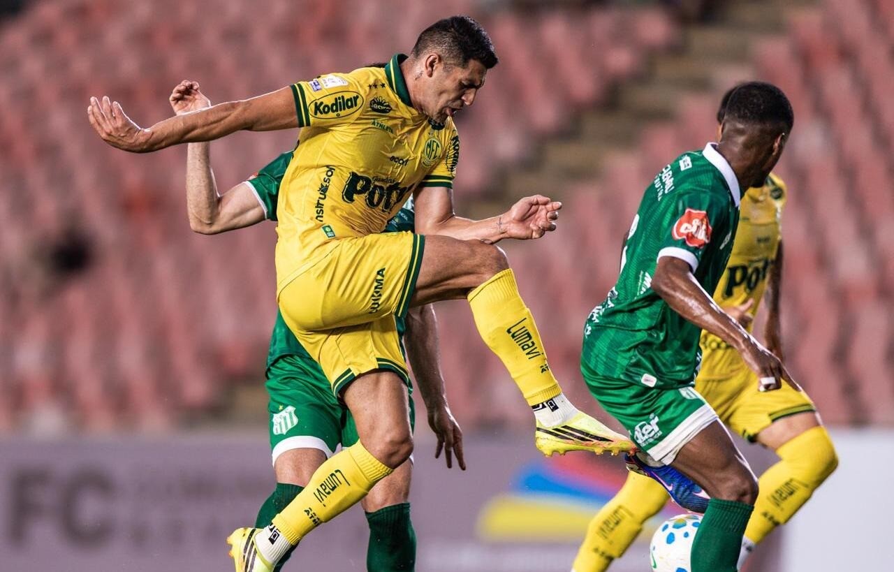 Uberlândia x Mirassol: amistoso tem público tímido, taça no gramado e domínio do Leão