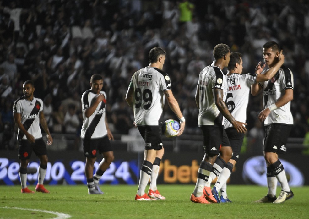 Jogadores do Vasco comemoram gol contra do São Paulo — Foto: André Durão