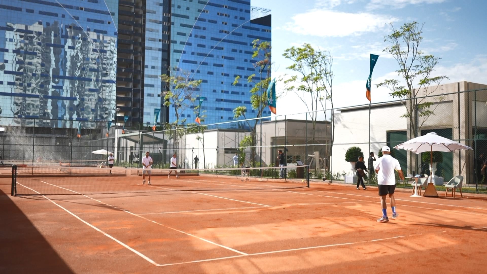 Grand inaugura quadras de tênis e amplia estrutura esportiva do TAJ
