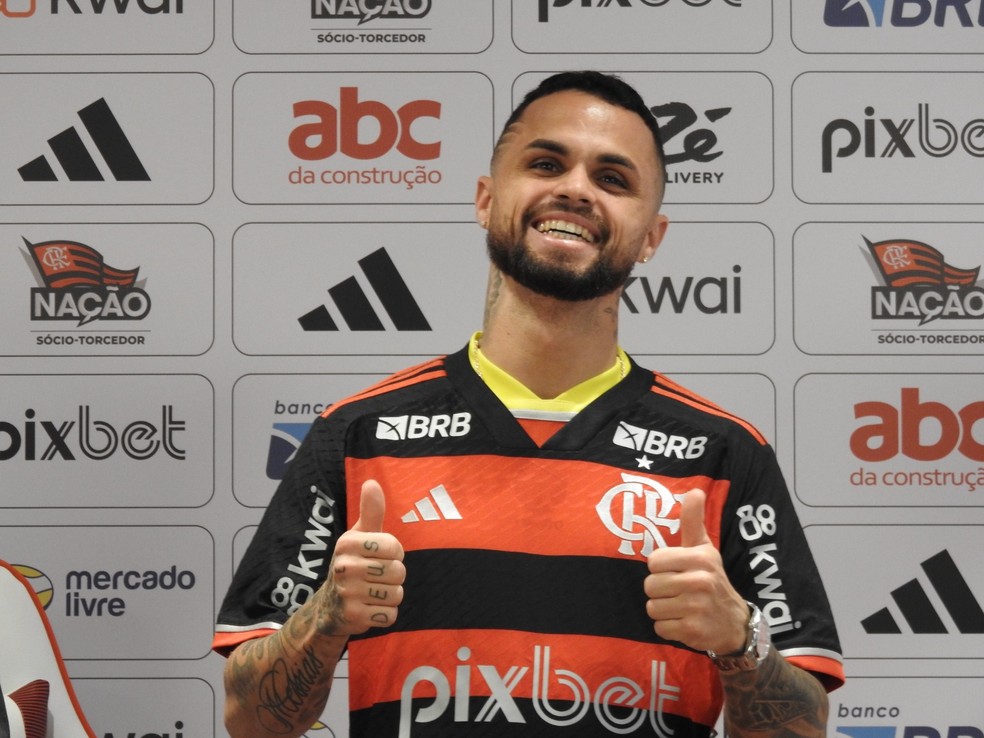 Michael é apresentado como reforço do Flamengo — Foto: Fred Gomes