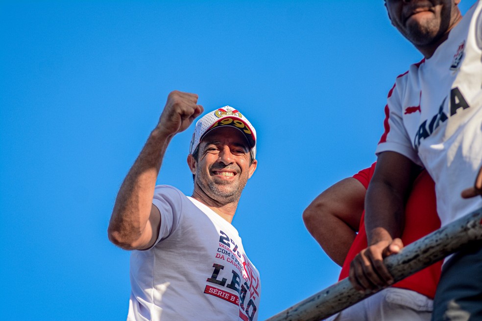 João Burse em comemoração pelo acesso do Vitória — Foto:  Victor Ferreira / EC Vitória / Divulgação