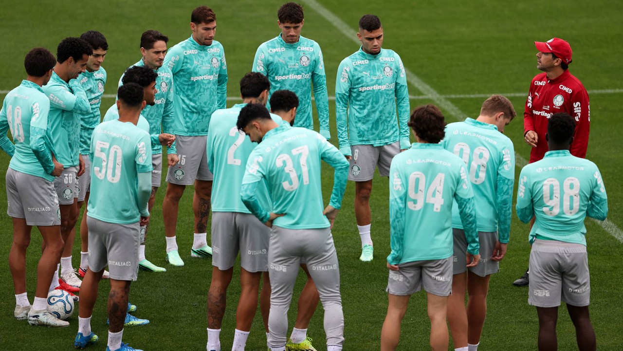 Jogadores do Palmeiras treinando antes do jogo contra a LDU em Quito