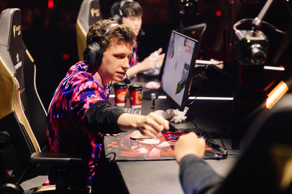 Something, jogador do time de Valorant da Paper Rex, cumprimenta companheiro durante partida contra a FUT Esports na abertura dos playoffs do Valorant Champions 2023 — Foto: Colin Young-Wolff/Riot Games