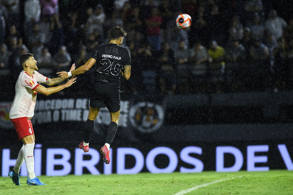 Pedro Raul toca de cabeça para dar a virada ao Corinthians contra o Bragantino — Foto: Marcos Ribolli