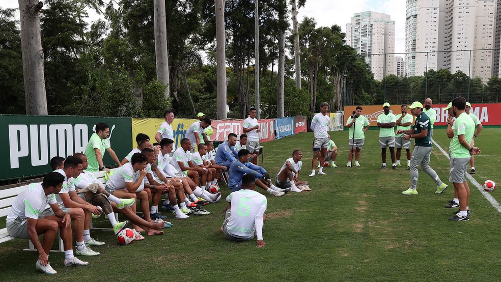 Abel Ferreira conversa com elenco do Palmeiras na Academia de Futebol — Foto: Cesar Greco / Palmeiras