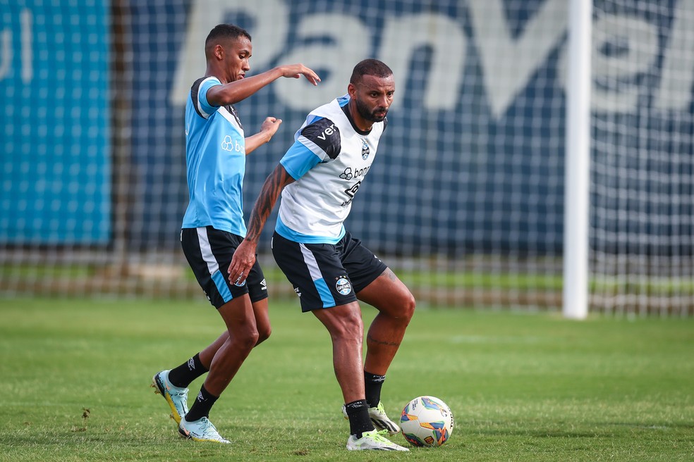 João Pedro Galvão e André Henrique em treino do Grêmio — Foto: Lucas Uebel/Grêmio FBPA