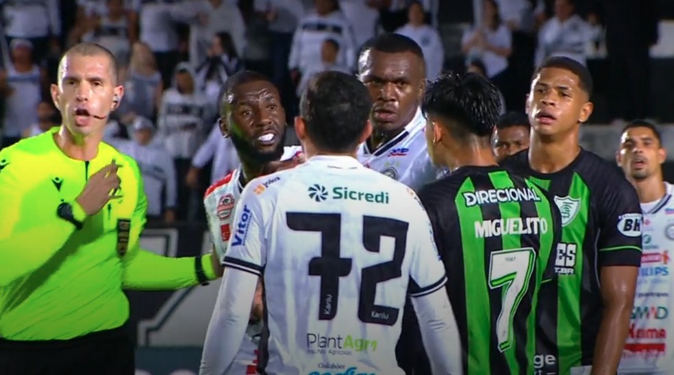 Jogadores do Operário-PR denunciam injúria racial do meia do América-MG — Foto: Reprodução/Disney+