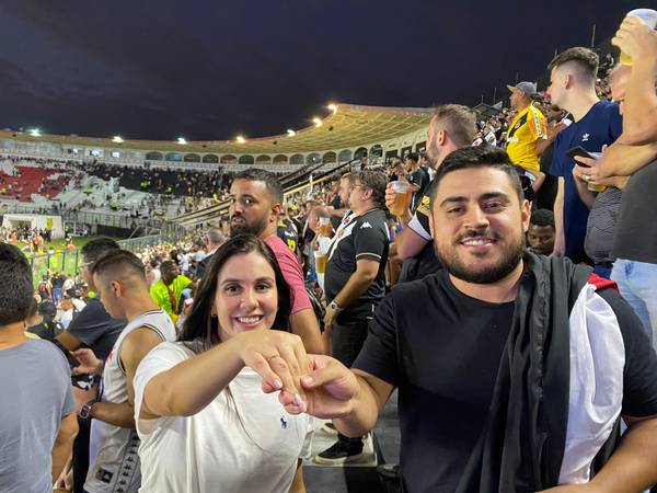 Palmeirenses na torcida pelo Vasco ficam noivos em São Januário; veja