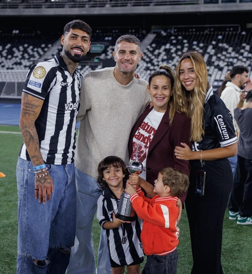 Amigos fora de campo, Vegetti e Barboza duelam em decisão entre Vasco e Botafogo
