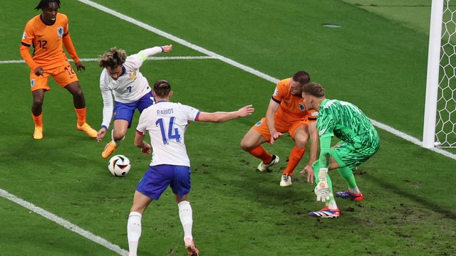 Griezmann erra gol após Rabiot preferir o passe a chute cara a cara com goleiro em França x Holanda