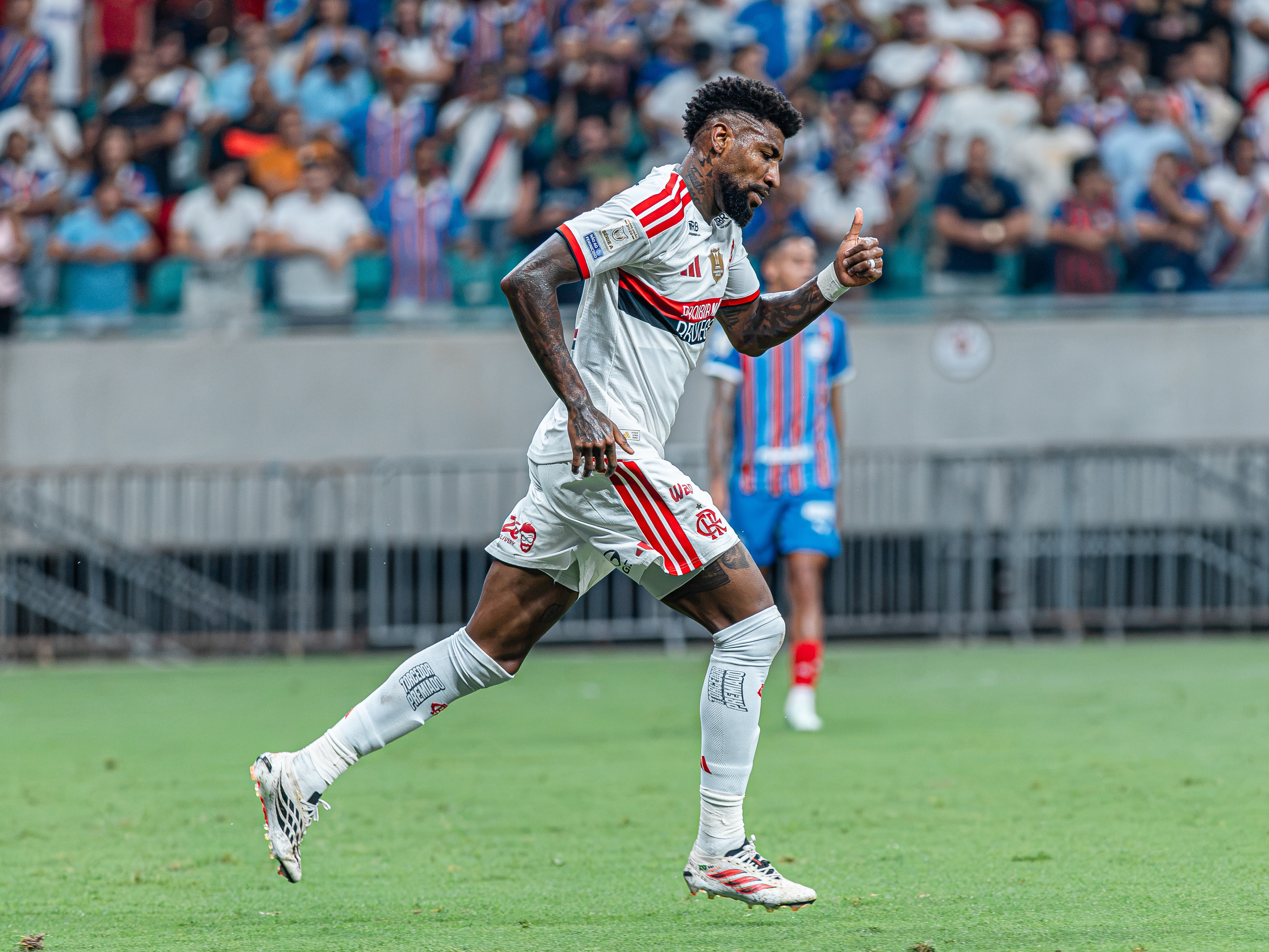 Royal explica jogo na esquerda em vitória do Flamengo e brinca: "Dois anos que não jogava assim"