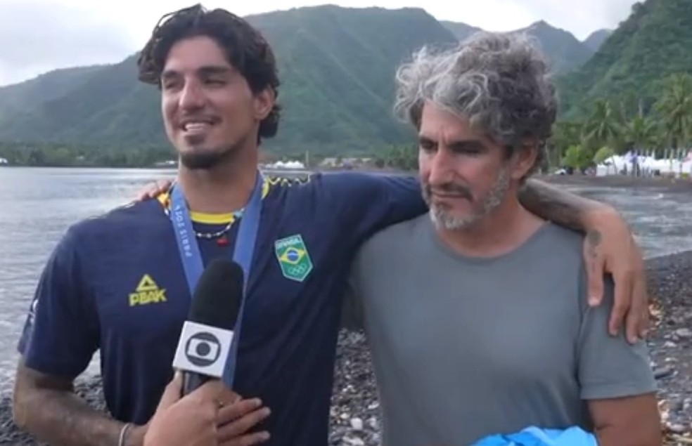 Gabriel Medina e Charlão — Foto: Reprodução TV Globo
