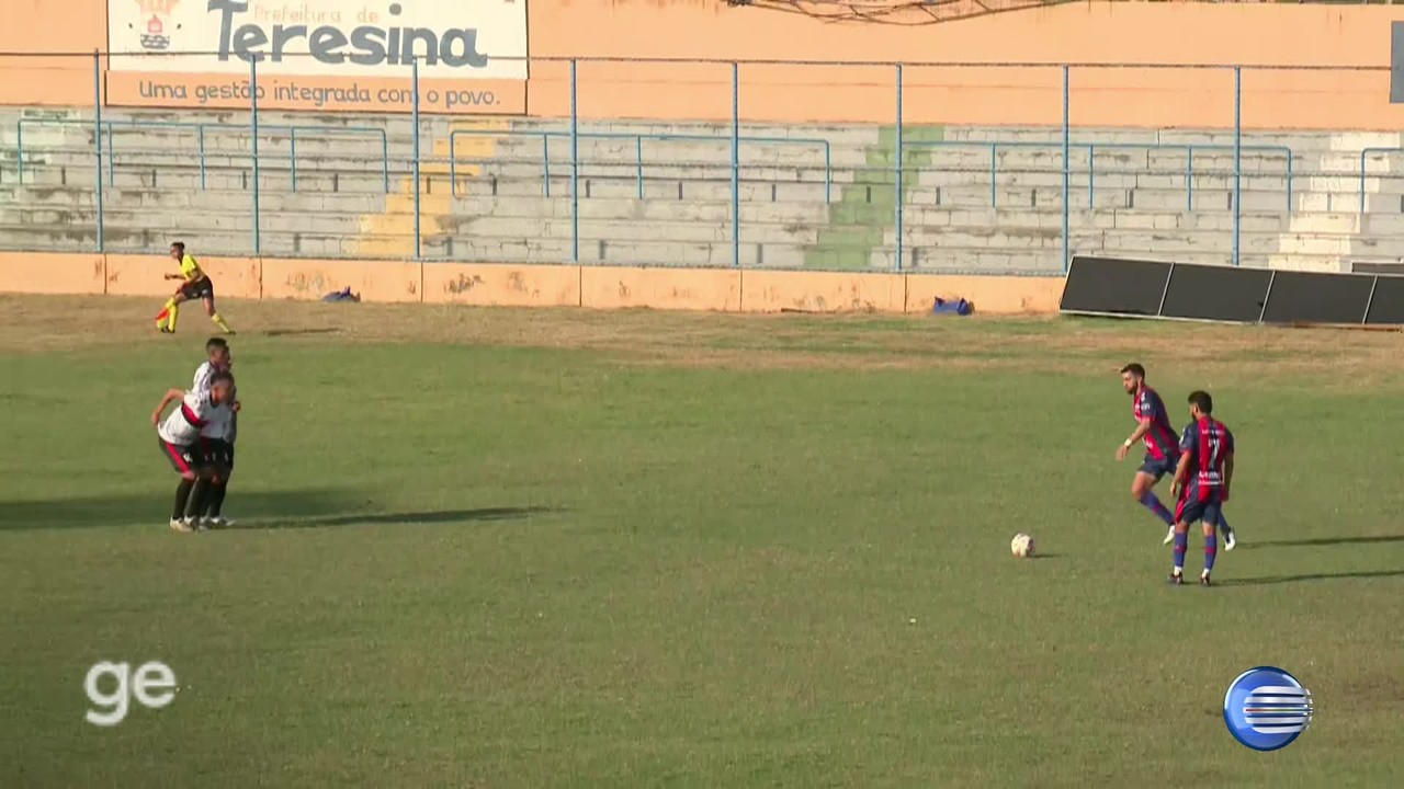 Michael, do Piauí, arriscacomo ganhar dinheiro com palpites de futebollonga distância; goleiro Fábio, do Flamengo-PI, pega