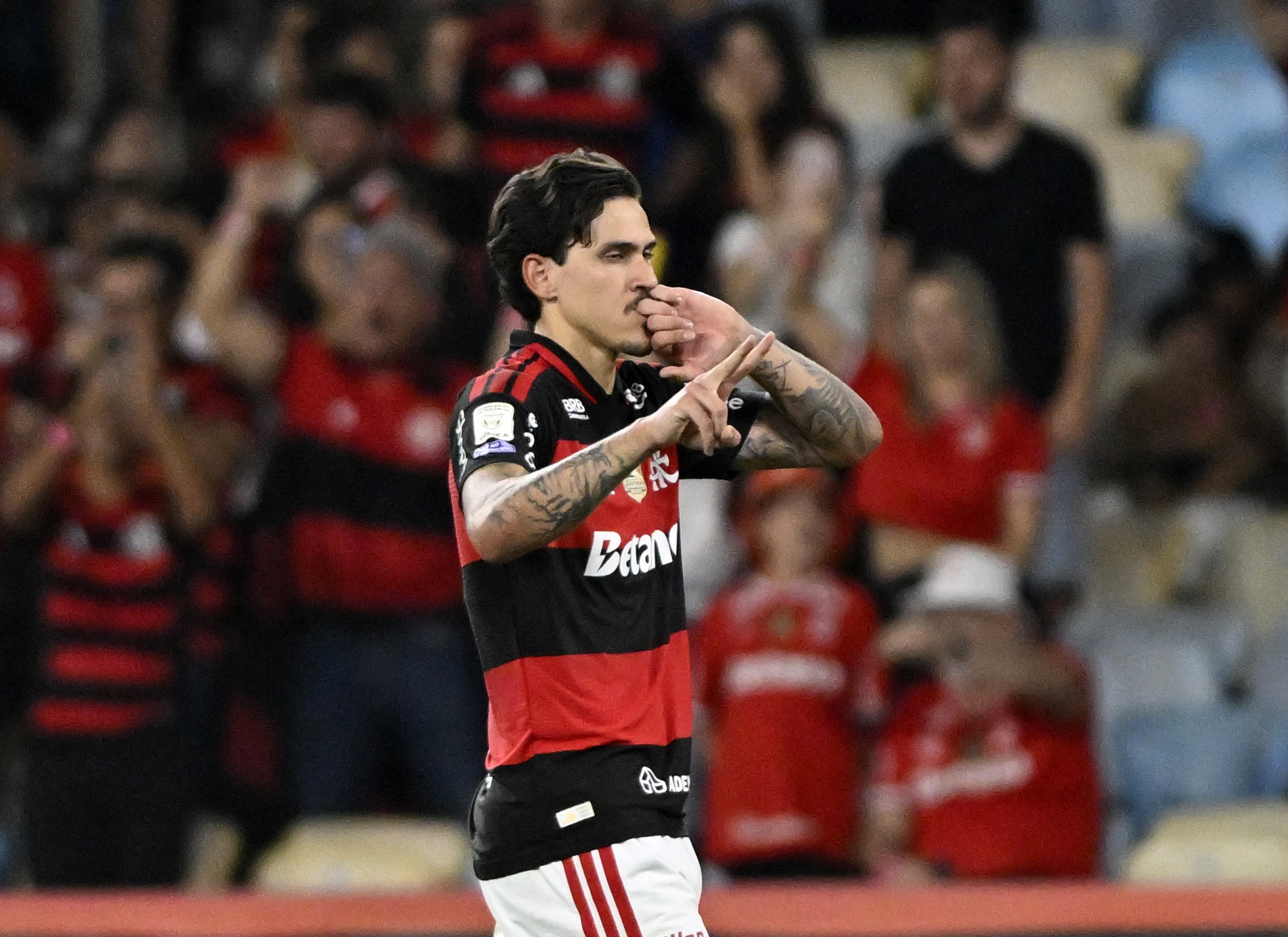 Pedro reclama com Leonardo Jardim ao ser substituído no jogo do Flamengo: "Todo jogo?"
