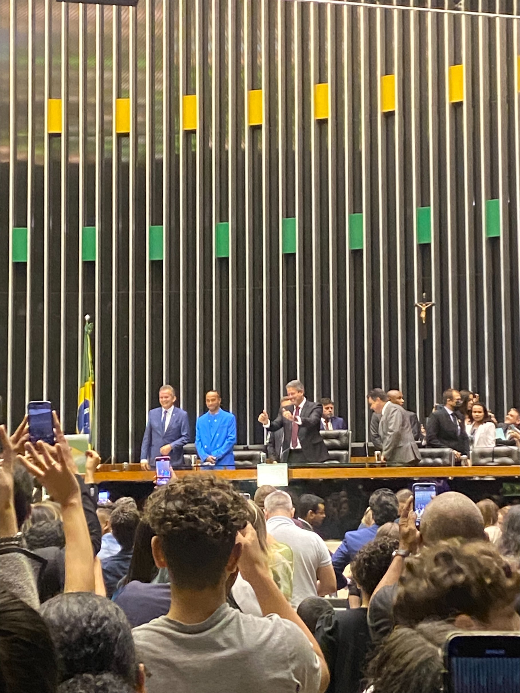 Hamilton recebe título de cidadão do Brasil na Câmara dos Deputados | Ge