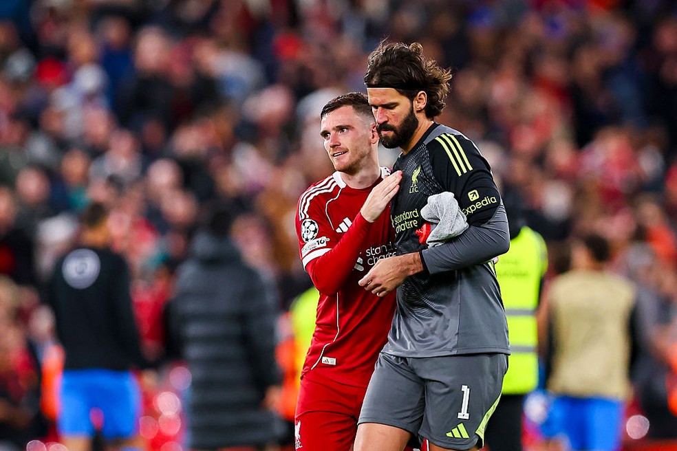 Andy Robertson e Alisson em atuação pelo Liverpool — Escócia vencer Brasil