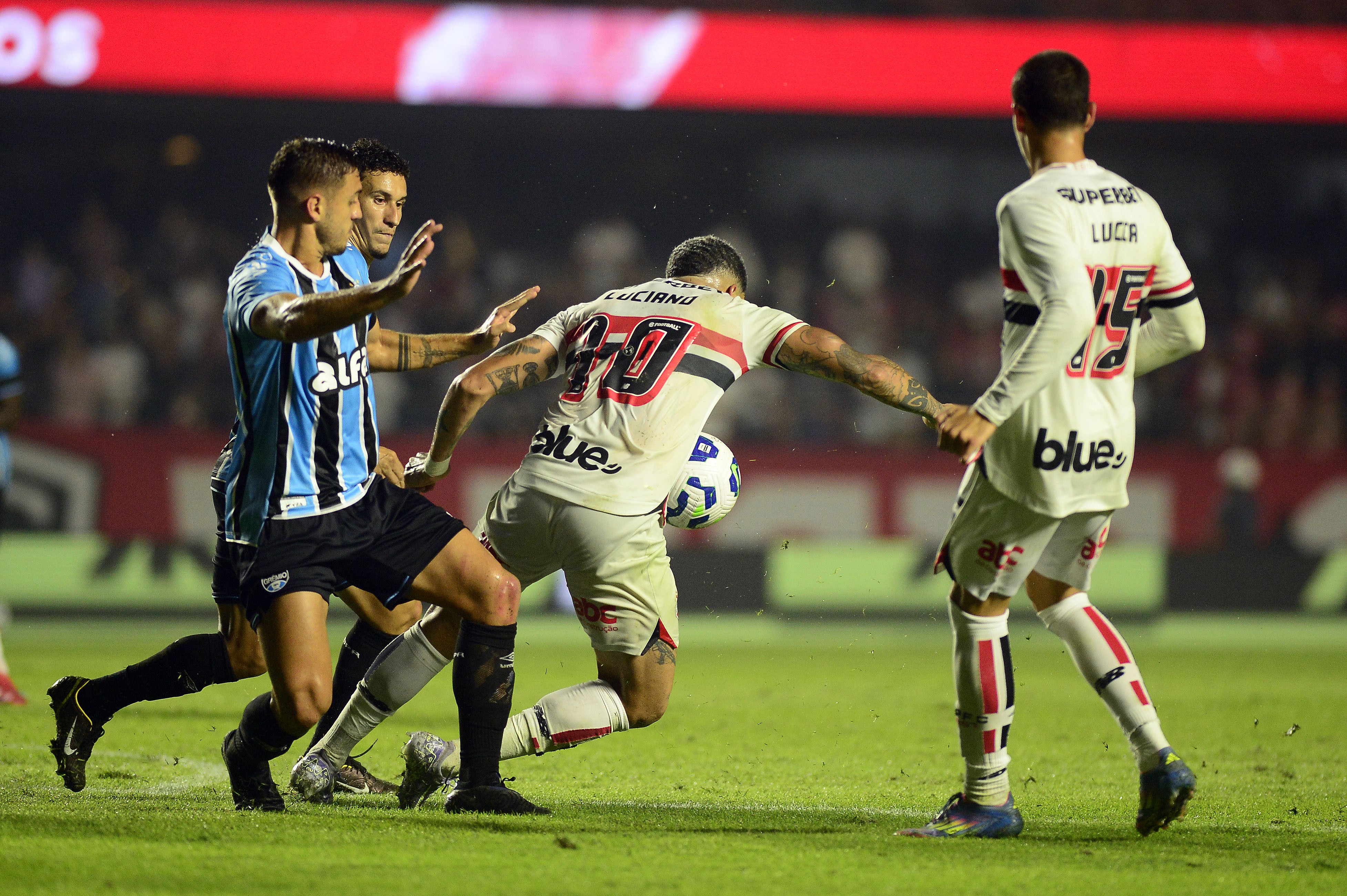 Controvérsia: PC Oliveira questiona pênalti em Luciano durante São Paulo x Grêmio.