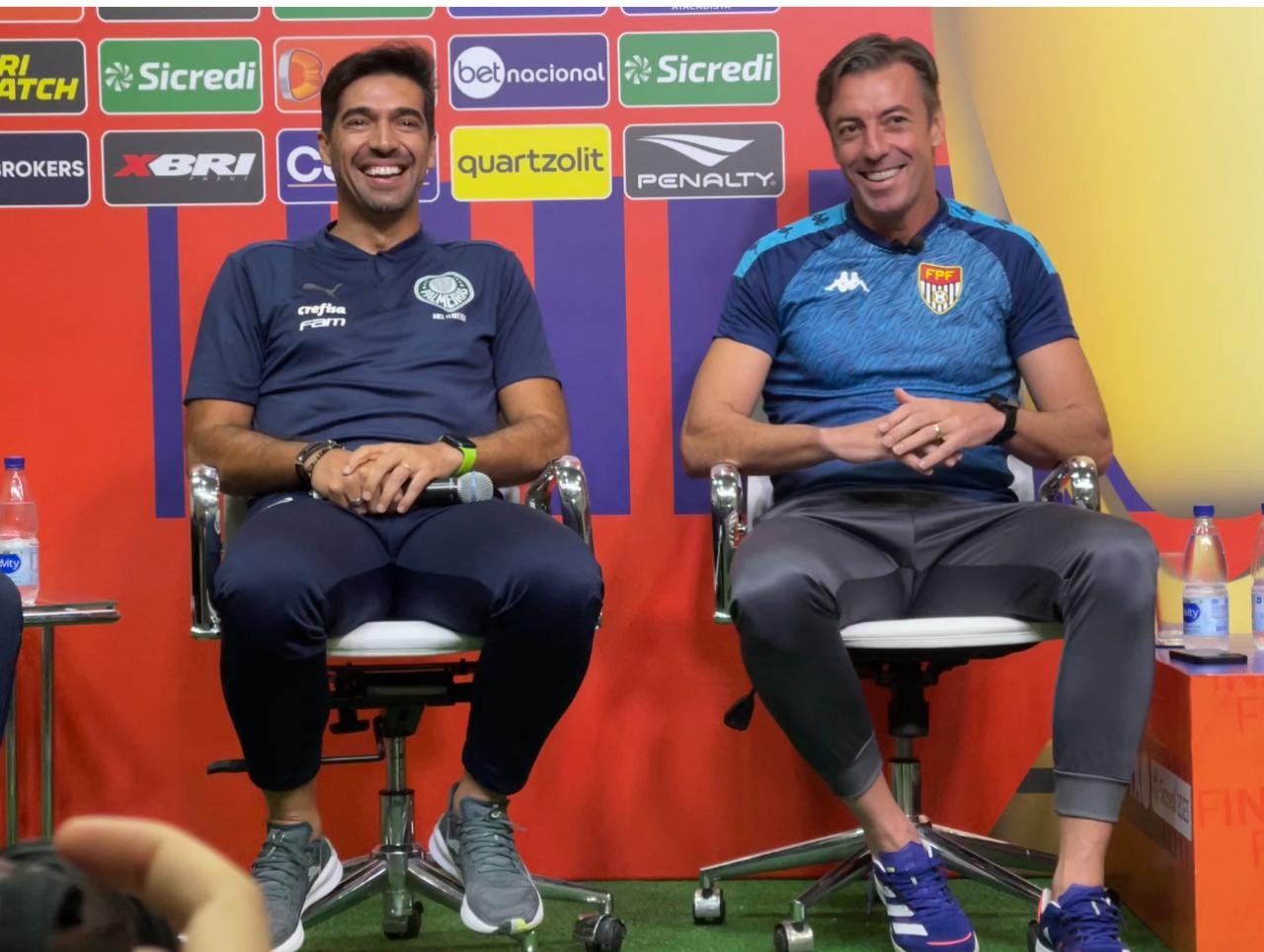 Abel Ferreira, do Palmeiras, brinca com Raphael Claus antes da final ...