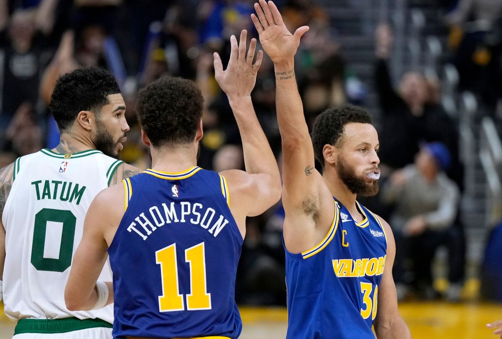 VÍDEO: astro do Boston Celtics sofre grave lesão na perna