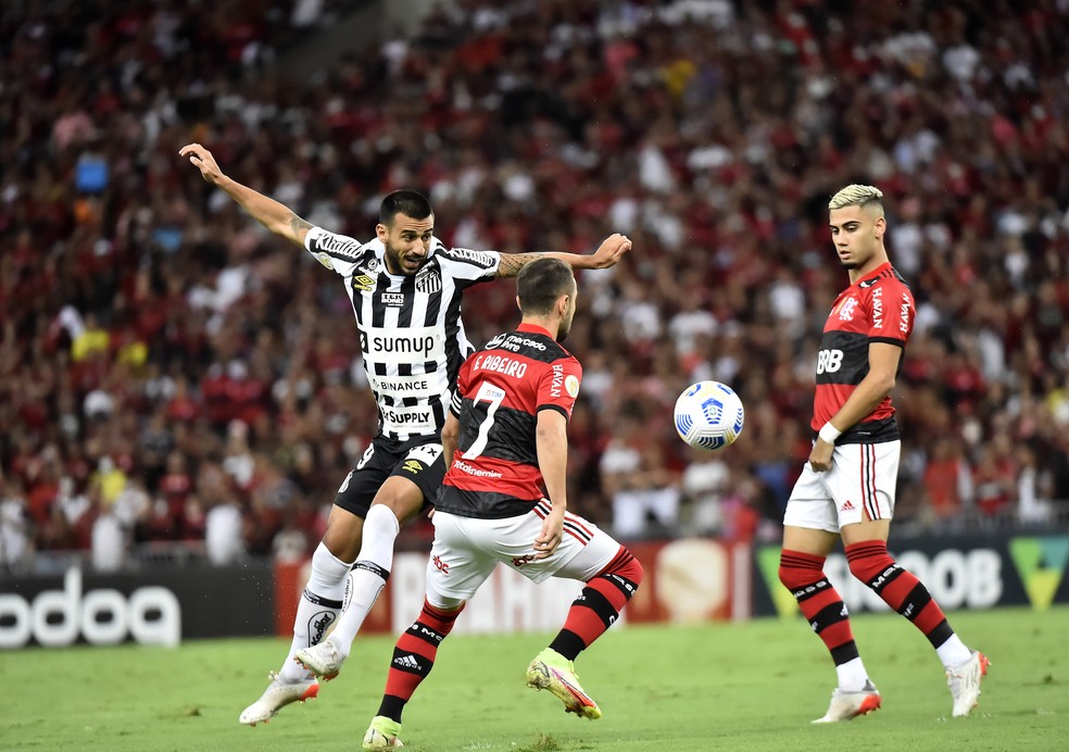 FLAMENGO 2 X 1 SANTOS - COM MUITA RAÇA, FLAMENGO SUPERA MARATONA DE VIAGENS  E VENCE 1ª FORA DO RIO 