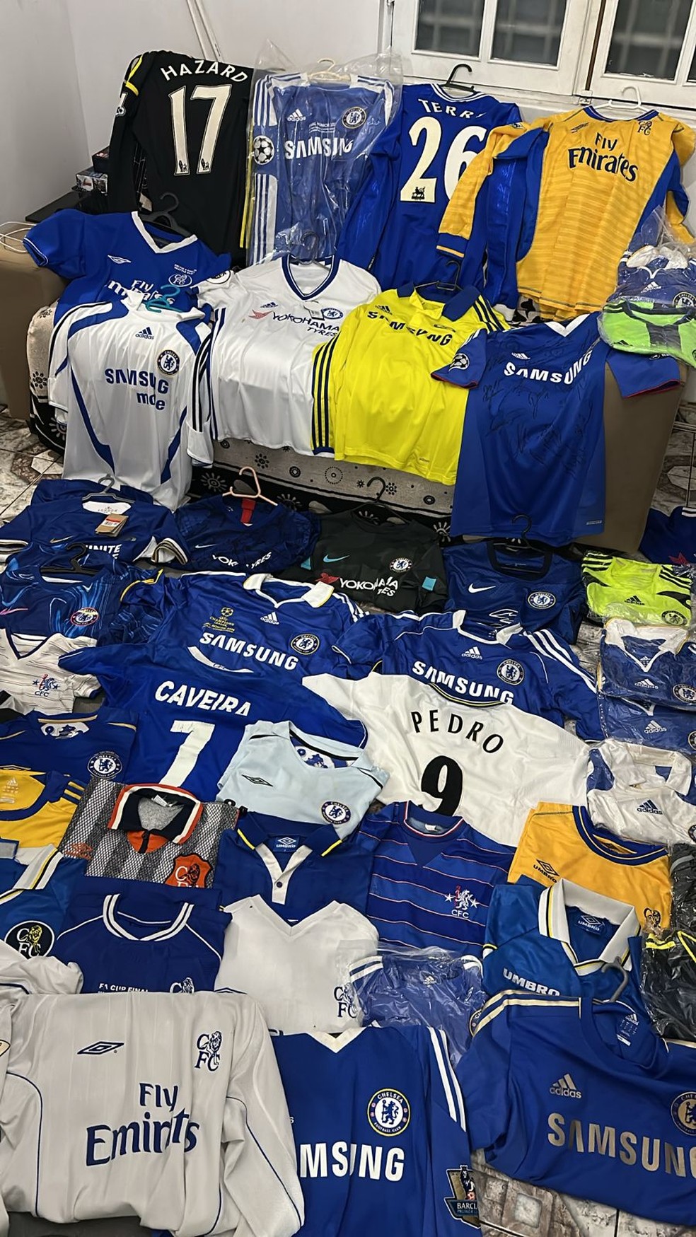 Pedro tem coleção de camisa do Chelsea — Foto: Arquivo Pessoal