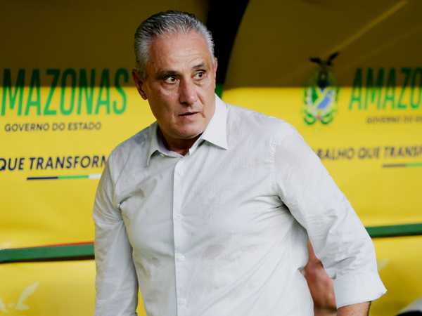 Tite critica gramado e comenta polêmica envolvendo Gabigol na Arena da Amazônia.