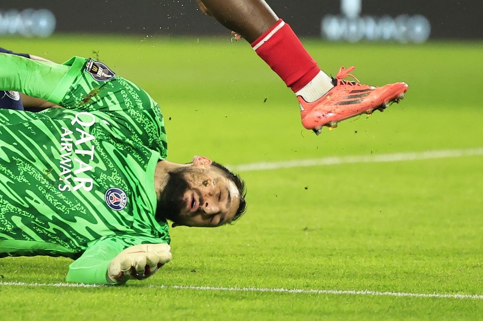 Singo acerta um pisão no rosto de Donnarumma durante o jogo entre Monaco e PSG — Foto: AFP