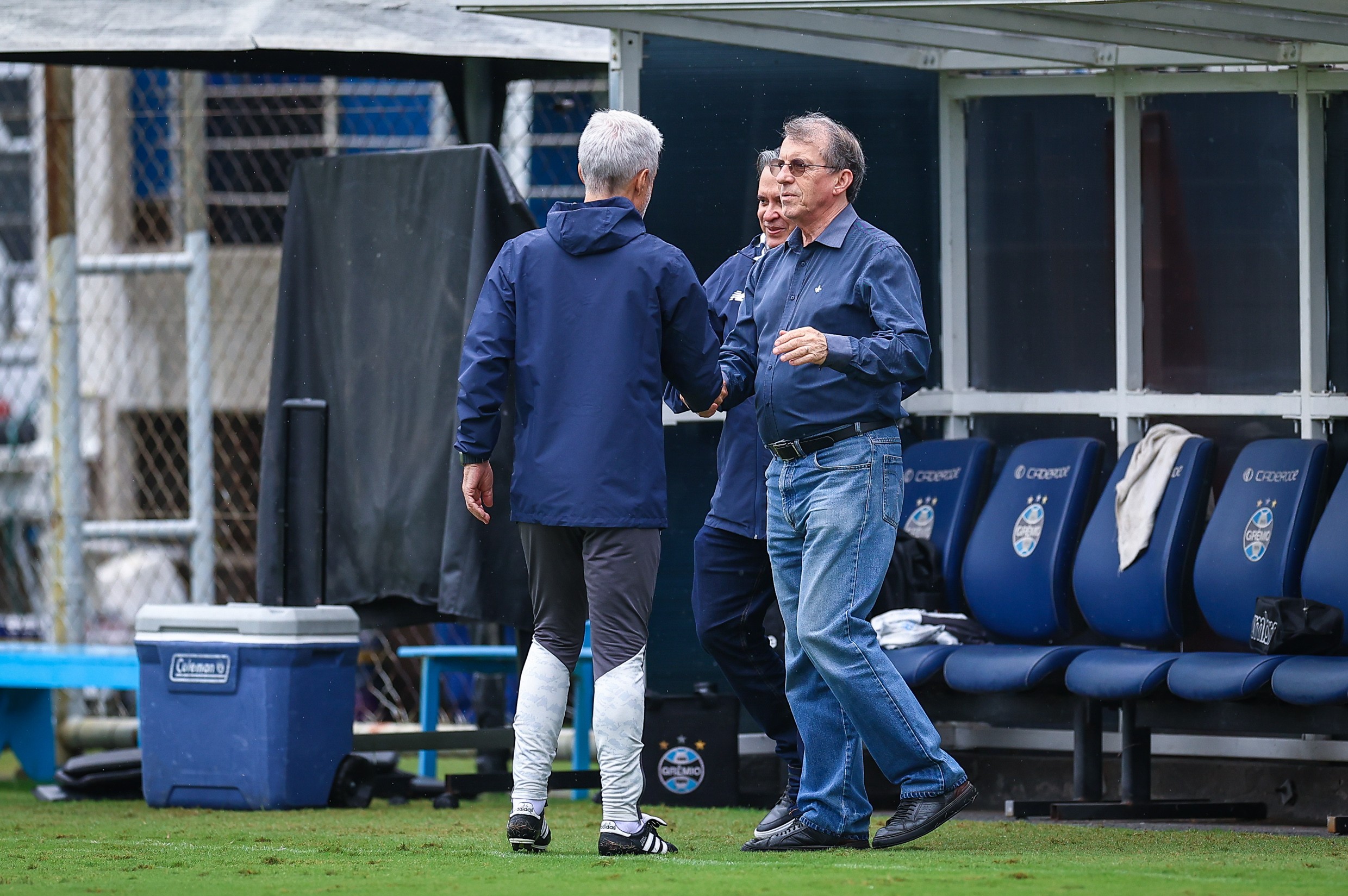 Grêmio paga salários atrasados com dinheiro da venda de Viery