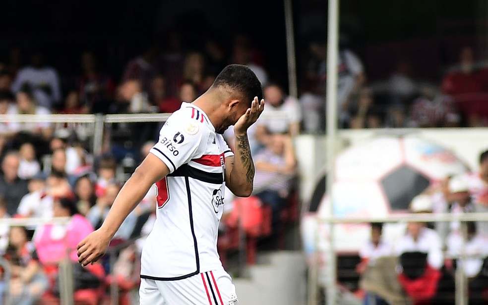 Erison deixa o jogo contra o Bahia chorando, em julho: era sua terceira lesão na mesma coxa — Foto: Marcos Ribolli