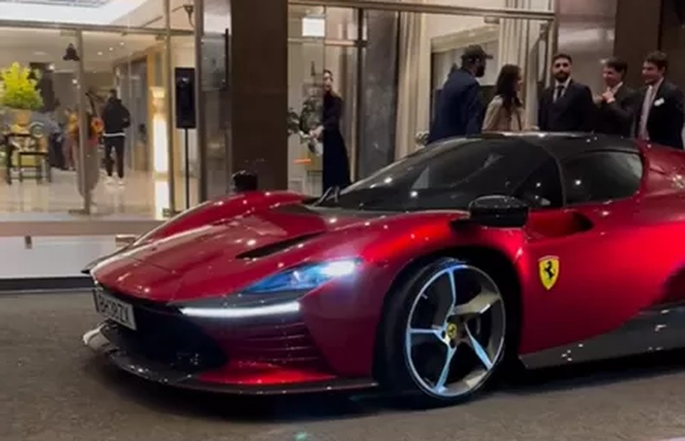 Cristiano Ronaldo pilotando sua Ferrari Daytona SP3 — Foto: Reprodução Instagram