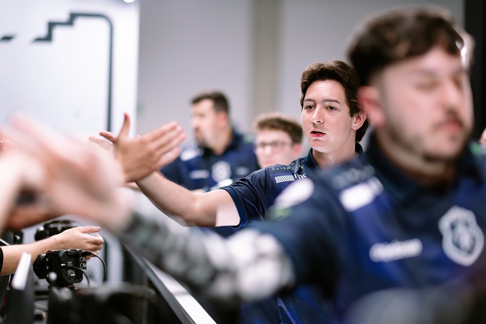 DiasLucas, jogador do time de Rainbow Six da Team Liquid, cumprimenta adversários da CAG Osaka, do Japão, no Reload — Foto: Saymon Sampaio/Ubisoft