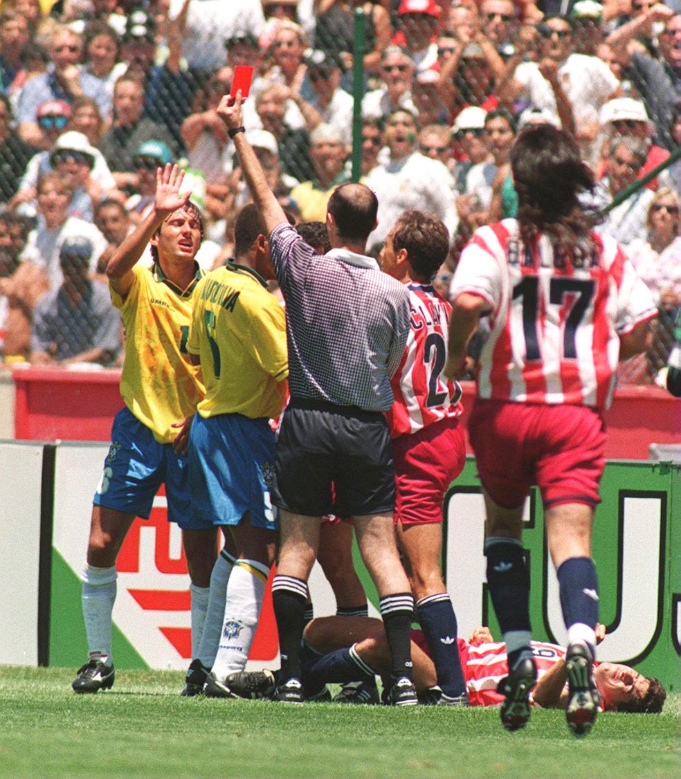 Leonardo expulso após agressão a Tab Ramos