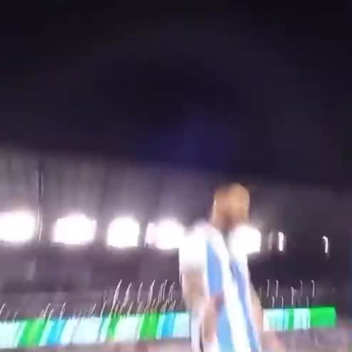 VM-PROG] Torcedor invade gramado após gol de Messi no jogo entre Argentina  e Holanda, pelas quartas; vídeo