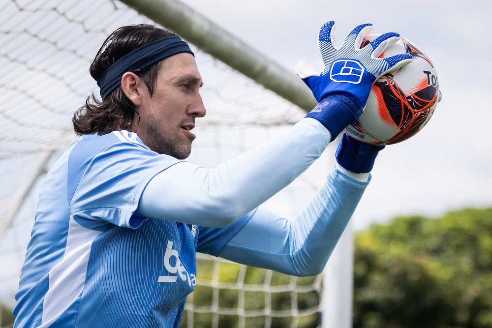 Cássio participa de treino e pode reforçar o Cruzeiro na final do Mineiro