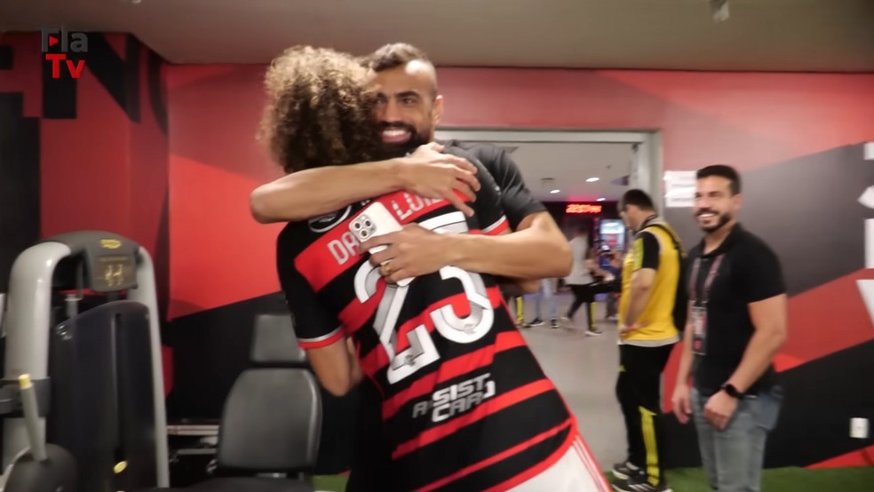 Fabrício Bruno sá abraço em David Luiz após Flamengo x Bahia