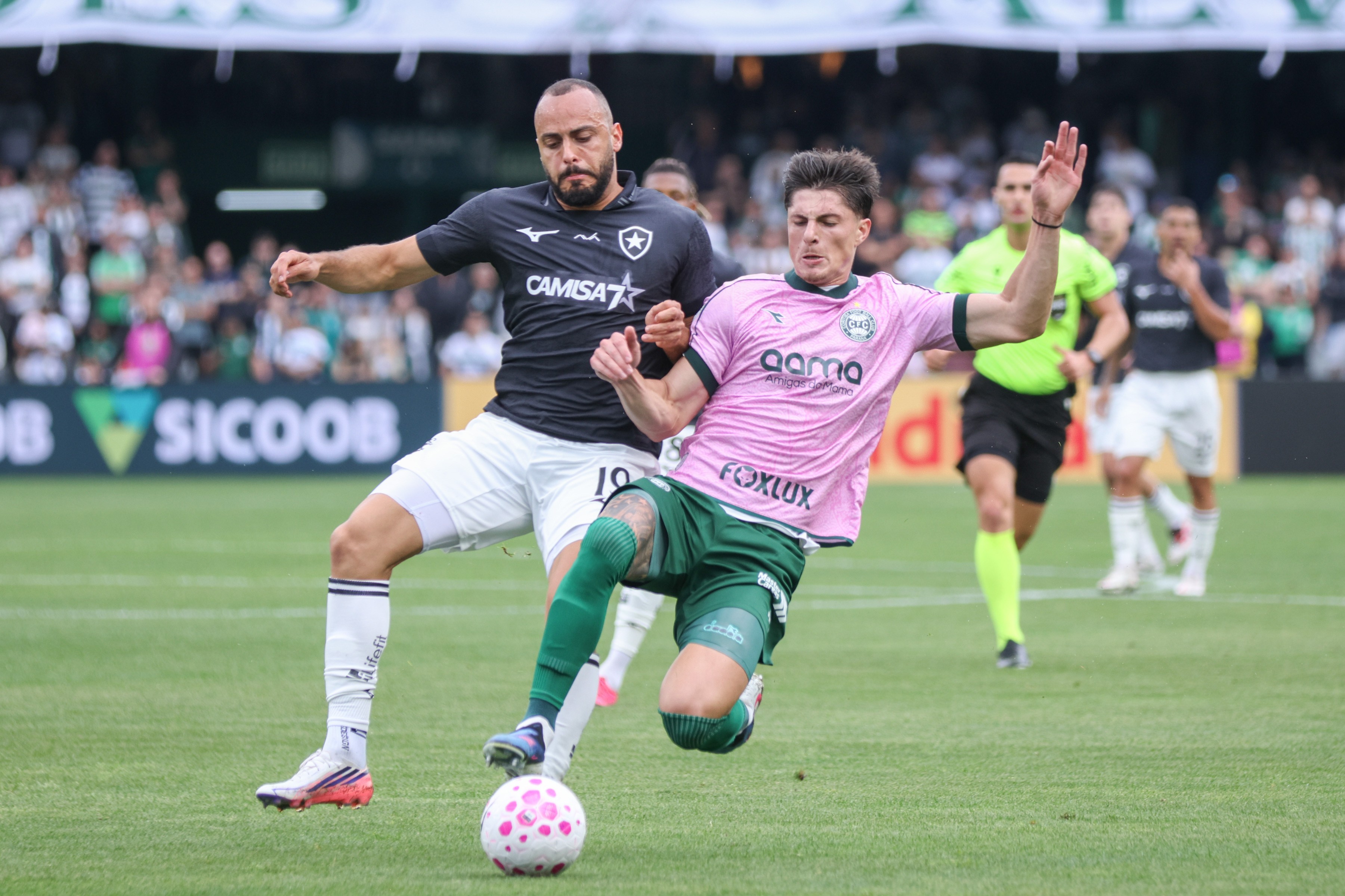 Arthur Cabral chega a 15 jogos sem marcar e iguala pior jejum de gols pelo Botafogo