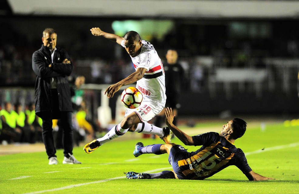 Régis em ação pelo São Paulo contra o Rosario Central pela Sul-Americana de 2018 — Foto: Marcos Ribolli