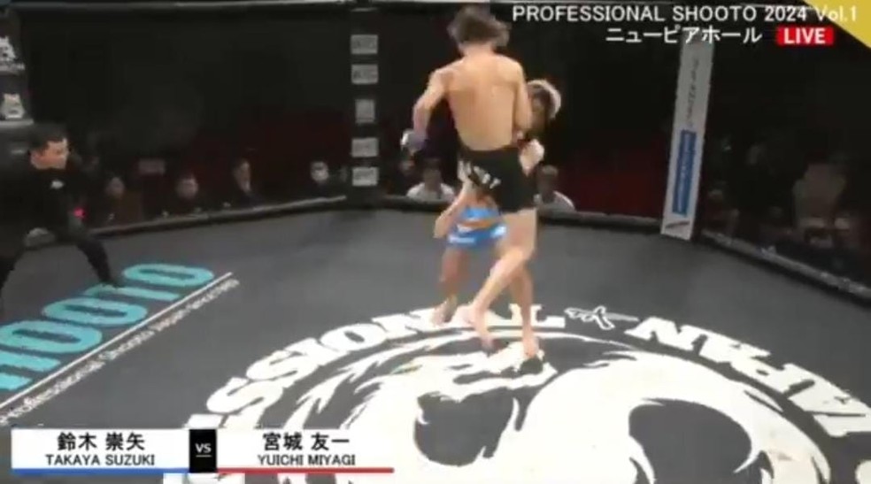 Japonês acerta joelhada voadora e apaga o adversário — Foto: Reprodução