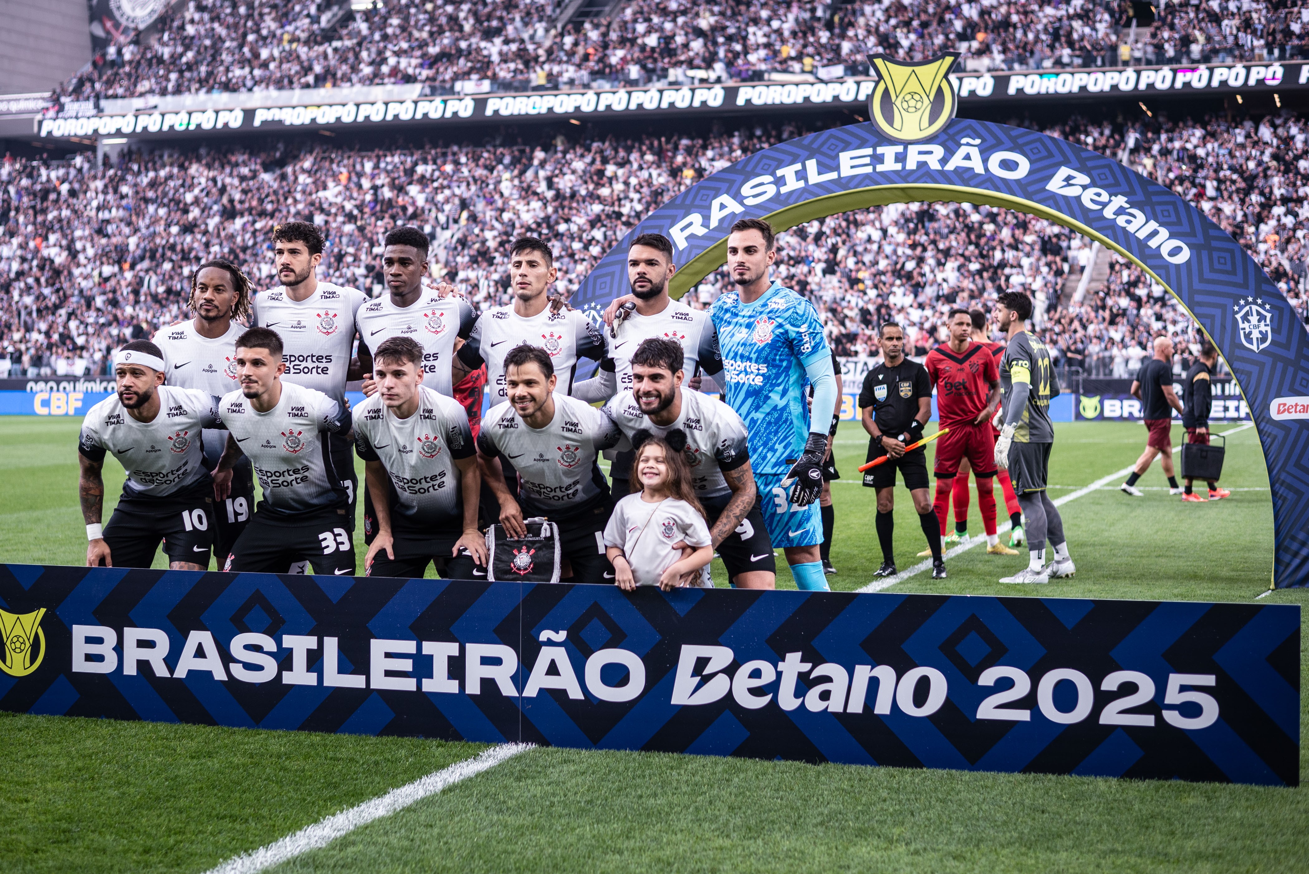 Memphis brilha com dois gols e alivia pressão no Corinthians.