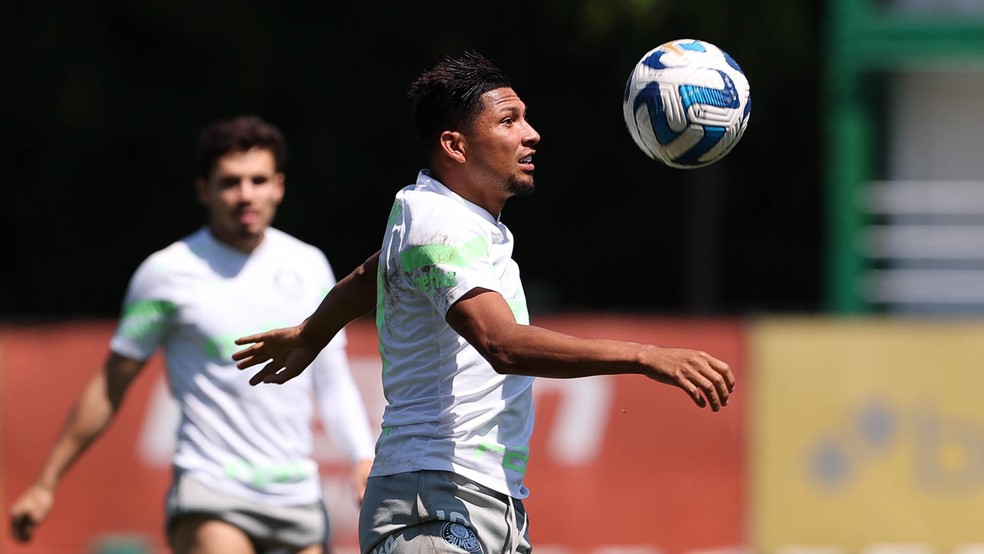 Rony e Veiga em treino do Palmeiras na Academia de Futebol — Foto: Cesar Greco/Palmeiras