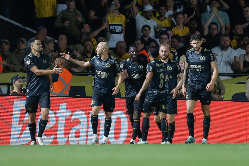 Comemoração de gol de Bolasie - Criciúma x Corinthians — Foto: Leonardo Hubbe/AGIF
