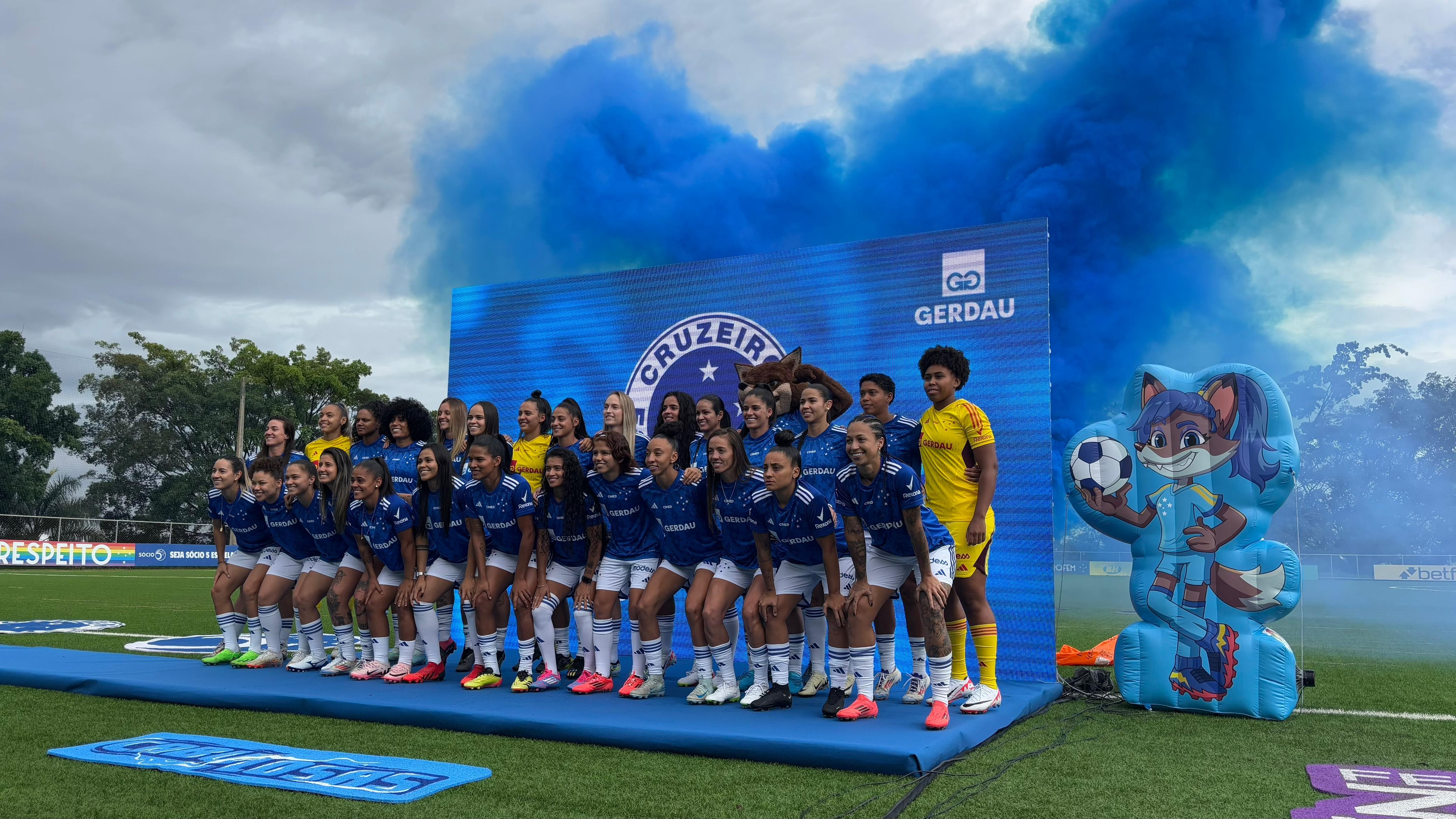 Cruzeiro apresenta elenco feminino e nova mascote; veja fotos