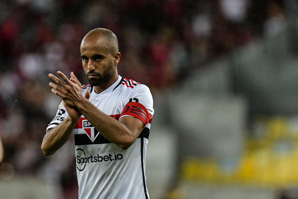 São Paulo: Lucas treina entre os titulares e deve jogar contra Corinthians