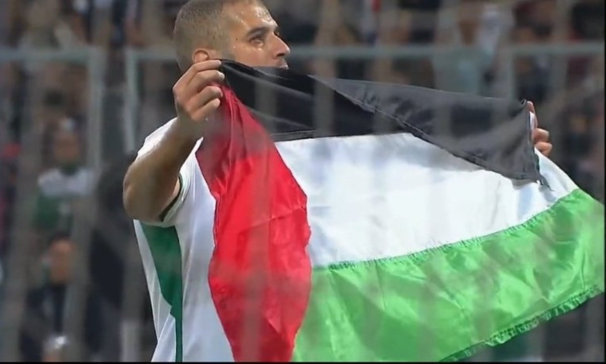 Slimani marca em vitória da Argélia e mostra bandeira da Palestina; veja