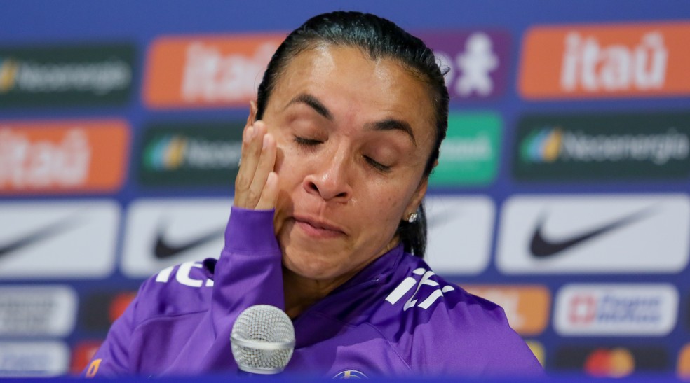 Marta se emociona durante coletiva em Recife