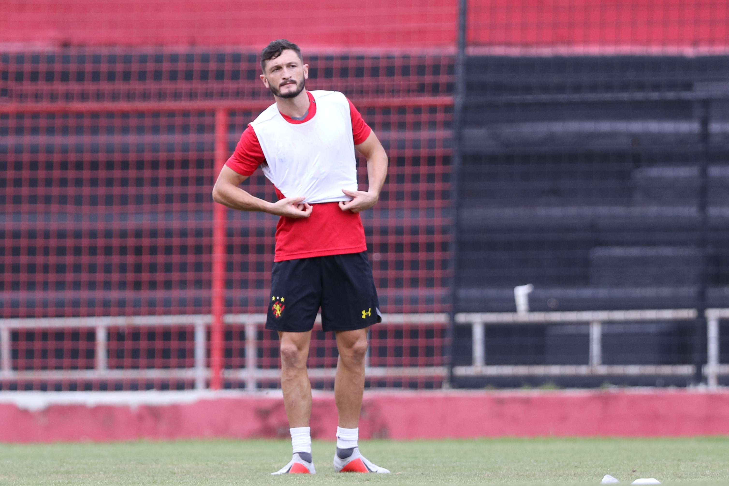 Sander se recupera de lesão e já treina entre titulares no Sport | Ge